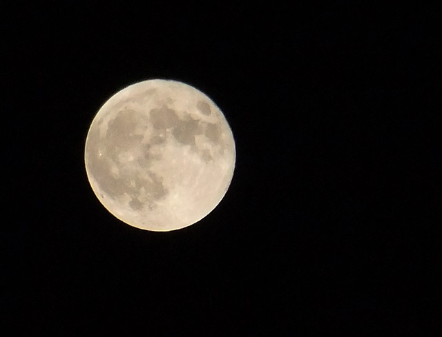スマホで月をきれいに撮影する方法は 裏技とテクニック集 毎日空を見上げて